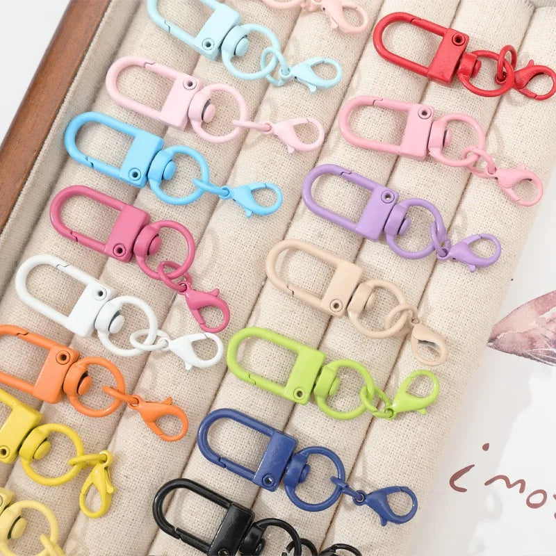 Lot de porte-clés colorés avec fermoirs mousquetons et chaînettes pour la création de bijoux DIY, crochets pour porte-clés et attaches pour sacs.