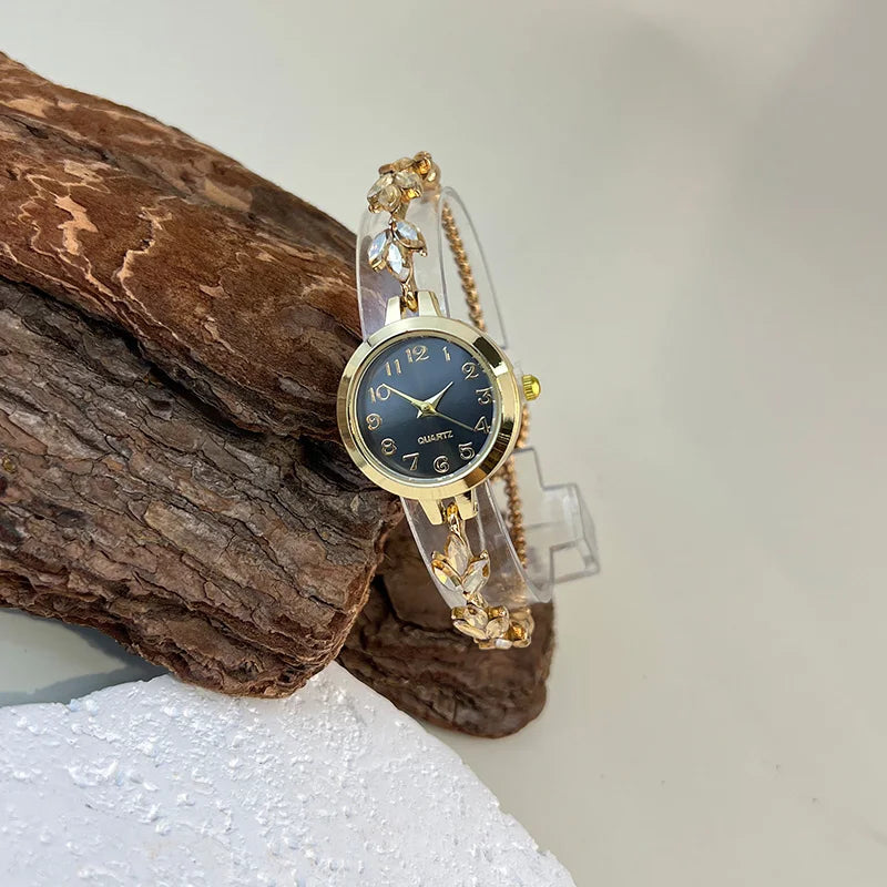 Montre élégante pour femme à quartz : boîtier rond en alliage, cadran classique à chiffres arabes, bracelet tendance orné de diamants et aiguilles en forme de feuille.