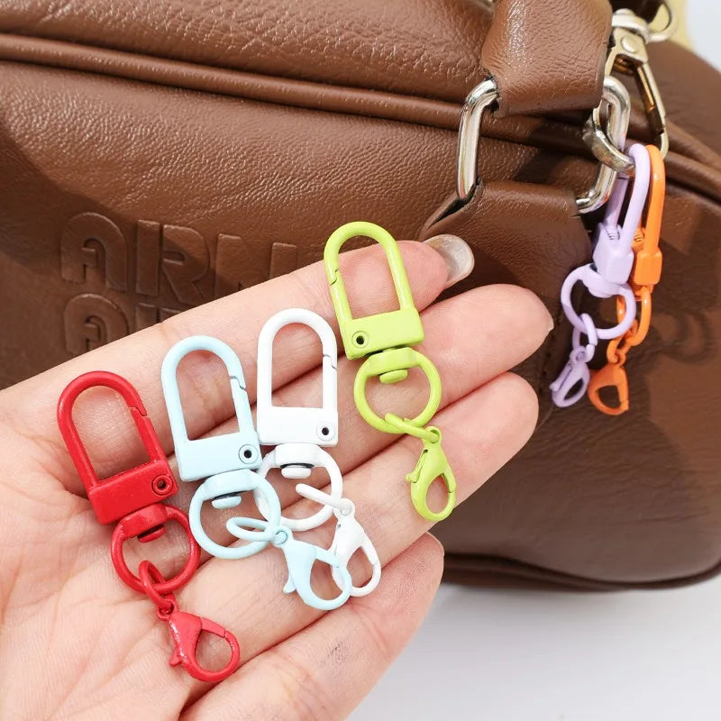 Lot de porte-clés colorés avec fermoirs mousquetons et chaînettes pour la création de bijoux DIY, crochets pour porte-clés et attaches pour sacs.