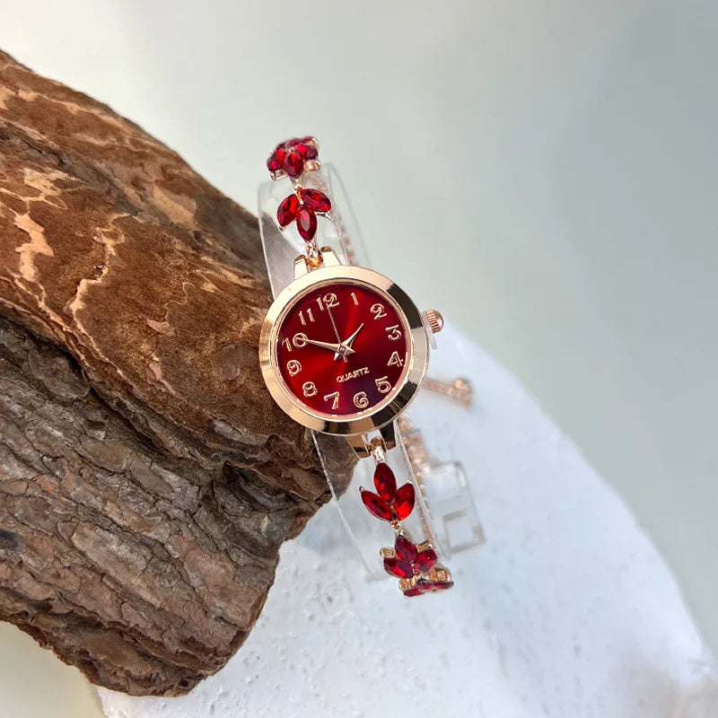 Montre élégante pour femme à quartz : boîtier rond en alliage, cadran classique à chiffres arabes, bracelet tendance orné de diamants et aiguilles en forme de feuille.