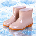 Bottes de pluie courtes antidérapantes pour femmes, imperméables et légères, idéales pour le jardin, la cuisine et le travail. Résistantes et basses, elles sont parfaites pour l'extérieur.