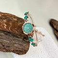 Montre élégante pour femme à quartz : boîtier rond en alliage, cadran classique à chiffres arabes, bracelet tendance orné de diamants et aiguilles en forme de feuille.